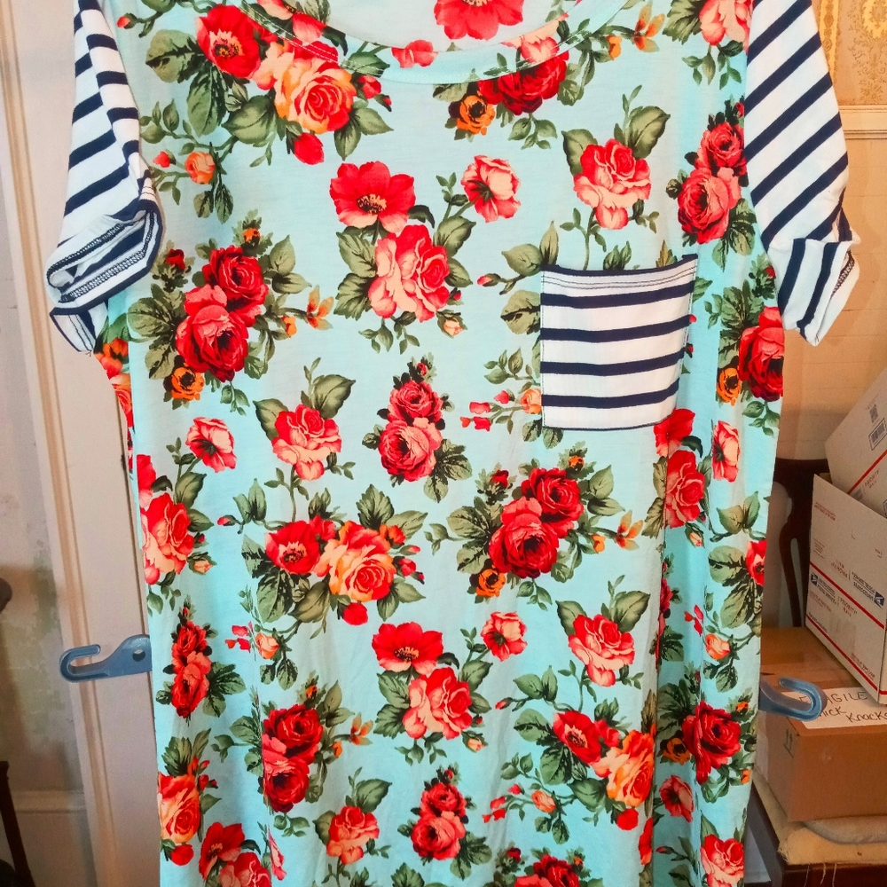 Short sleeve floral tee, slinky fabric, size 2X